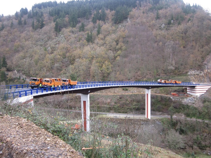 Un puente con 6 vamiones pasando