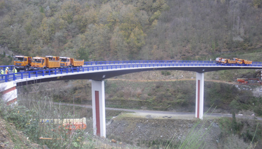 Un puente con 6 camiones en movimiento referenciando a puentes