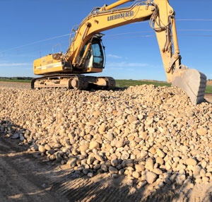 Imagen de una excavadora sacando tierra referenciándose a la ingeniería civil.